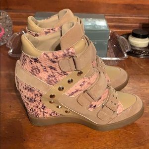 Guess Wedge Shoes Size 5.5